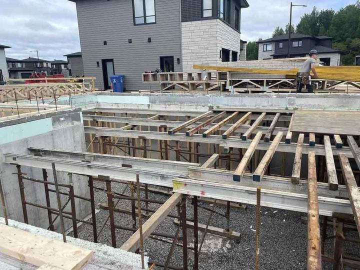 Nous sommes spécialisés dans le coffrage de dalles structurales pour marches et perrons.