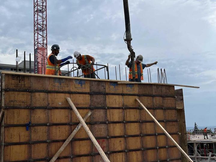 Nous sommes votre partenaire de confiance pour la réalisation de travaux de coffrage dans le secteur commercial.